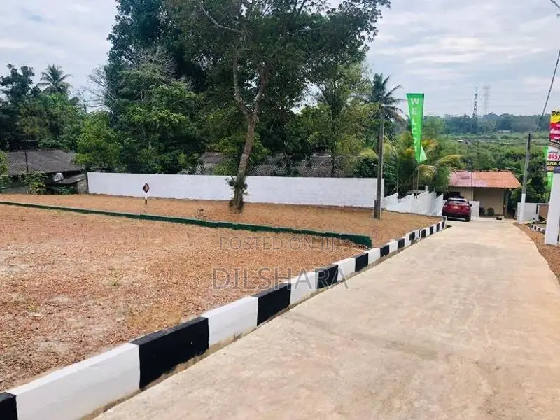 කැකනදුරෙන් ඉඩමක්