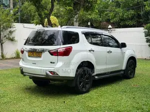 Isuzu MU-X 2015