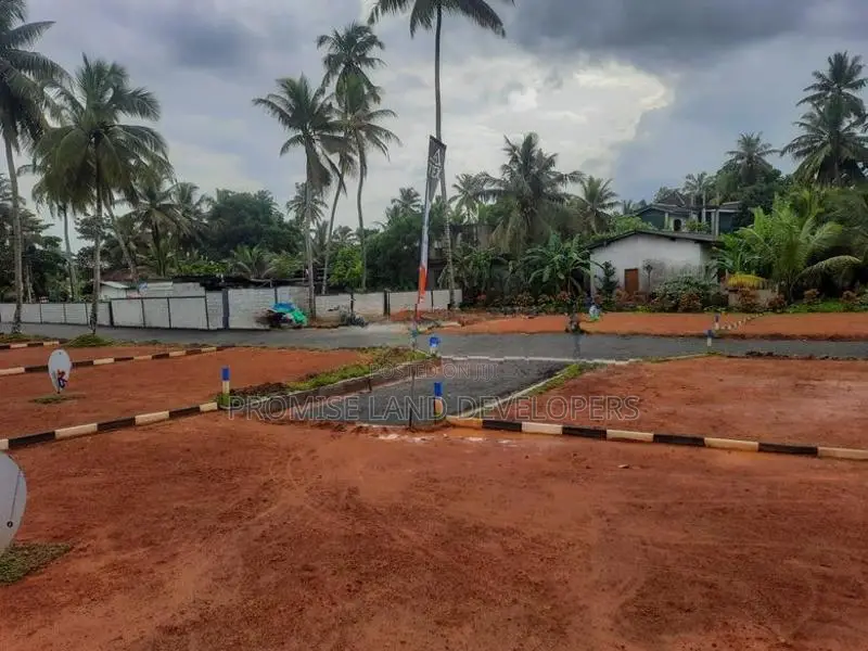 ගාලු පාරට හා lyceum විද්‍යාලයට නුදුරින් බිමි කොටස් කිහිපයක් H37 walana