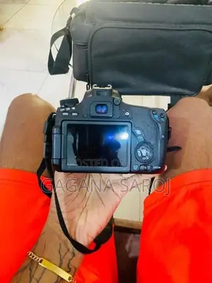 Canon 8000D