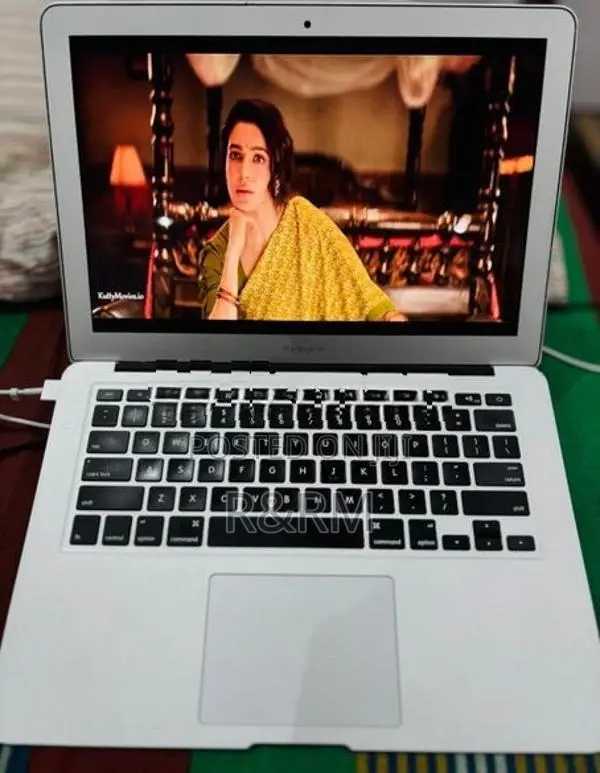 Apple MacBook Air A1466 (8GB / 256GB)