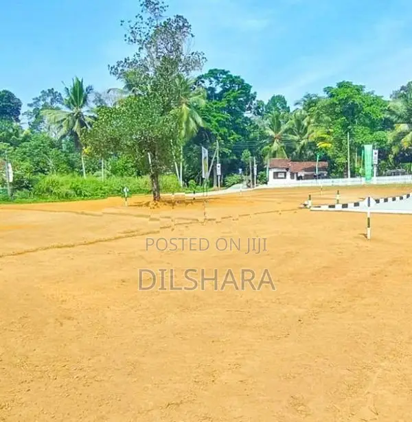 වෙලකට මුහුණලා ඉඩමක් මාතර