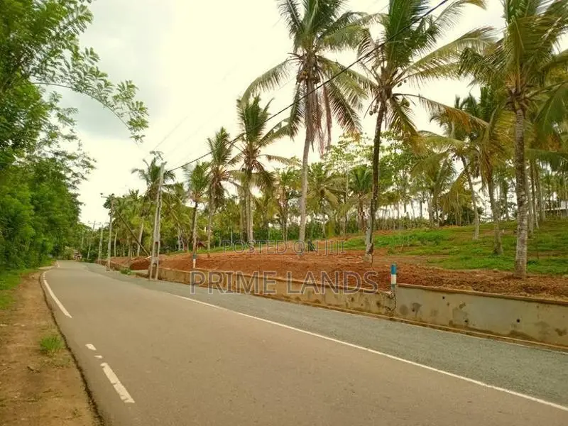 Land අහංගම සංචාරක කලාපයට ආසන්නව