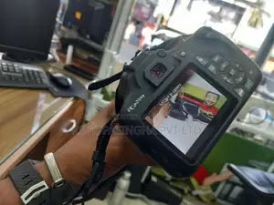 Canon EOS 2000D