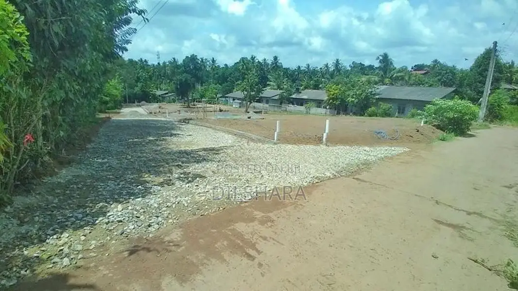 Gampaha උඩුගම්පල නගර සීමාවෙන් වටිනා බිම් කොටස් කිහිපයක්