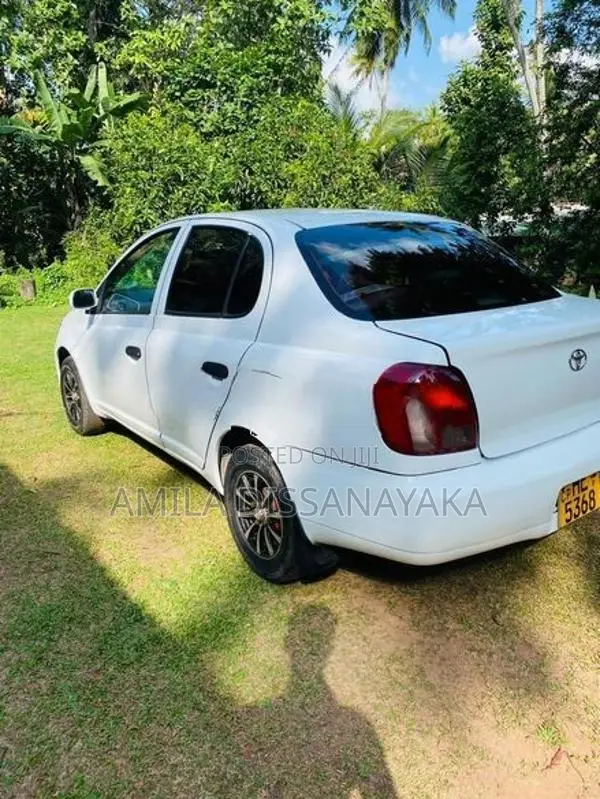 Toyota Platz 2000