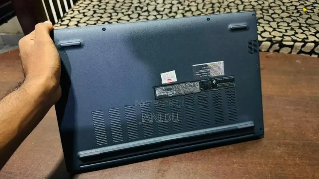 Asus VivoBook 15 R1504V