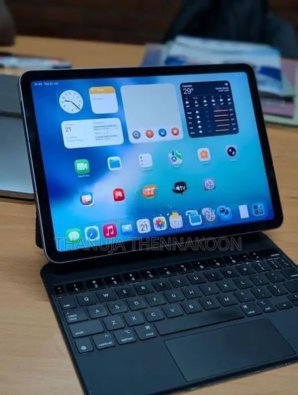 Apple iPad Air 5 with Magic keyboard
