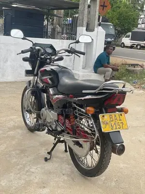 Bajaj CT100 red black 2014