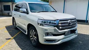 Toyota Land Cruiser Sahara 2013