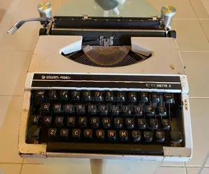 Vintage Japanese Silver-Reed Silverette II Typewriter