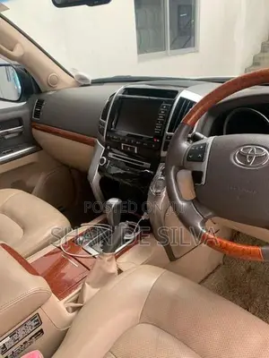 Toyota Land Cruiser Sahara 2013