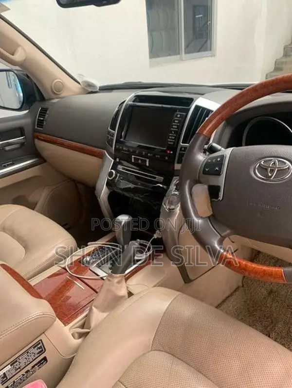 Toyota Land Cruiser Sahara 2013