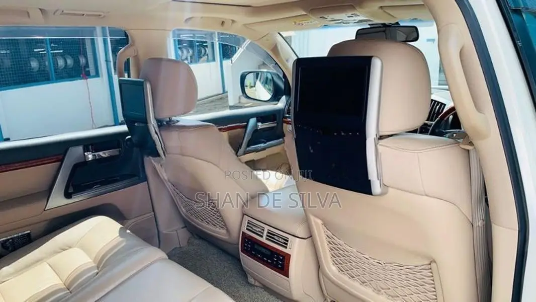 Toyota Land Cruiser Sahara 2013