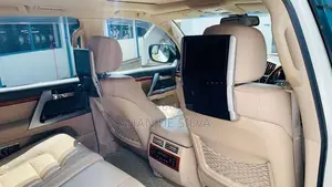 Toyota Land Cruiser Sahara 2013