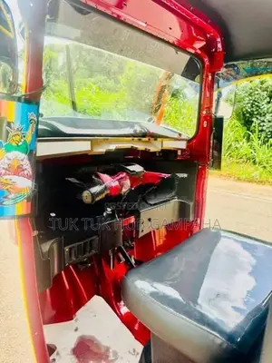Bajaj RE 205 2015