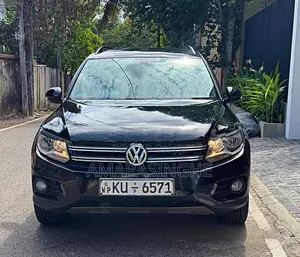Volkswagen Tiguan 1ST OWNER LOW MILES 2012