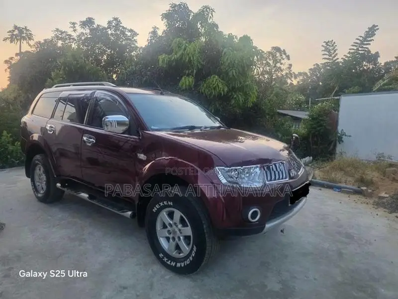 Mitsubishi Montero 2012