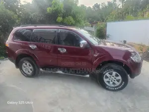 Mitsubishi Montero 2012