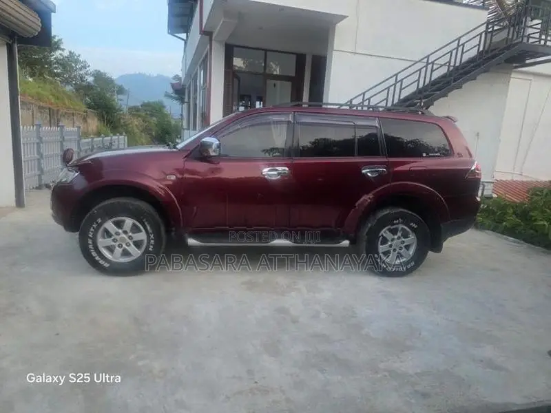 Mitsubishi Montero 2012