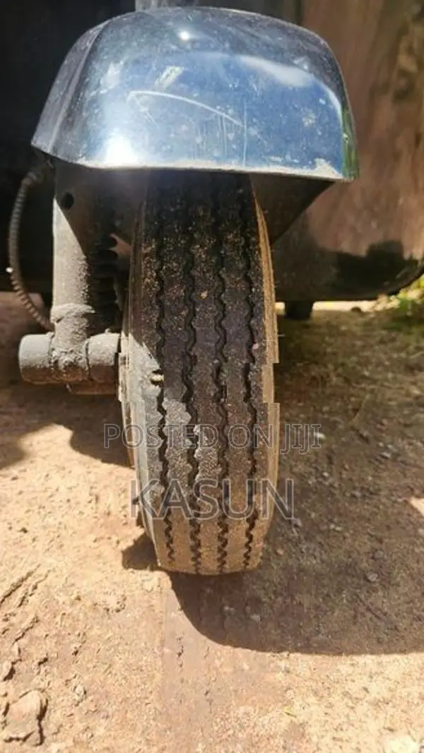 Bajaj RE 205 2012