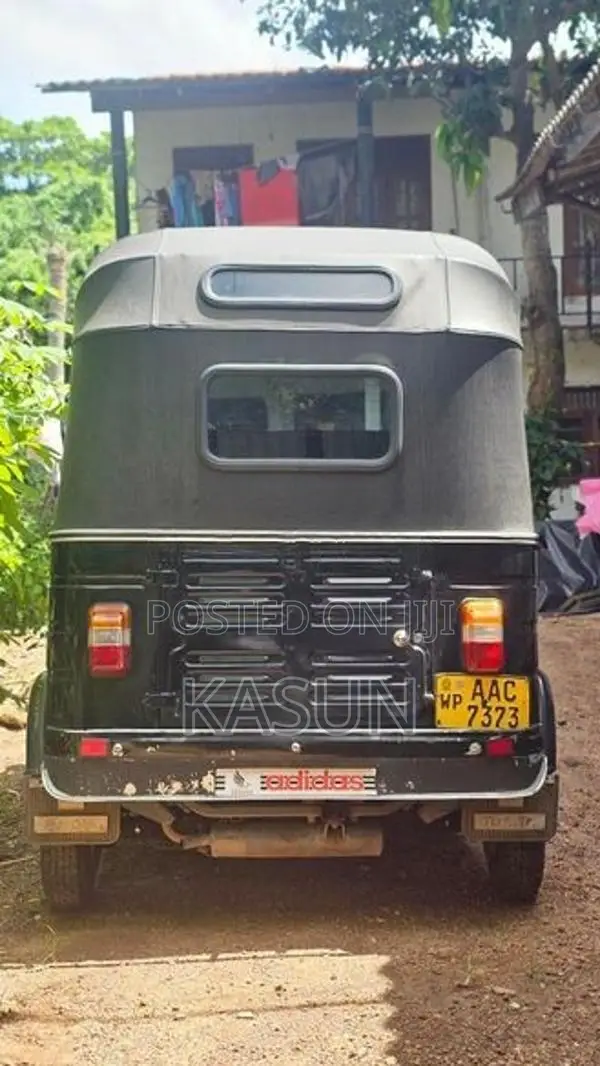 Bajaj RE 205 2012