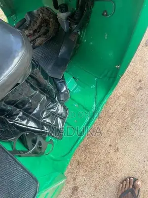 Bajaj RE 2 strok 2004