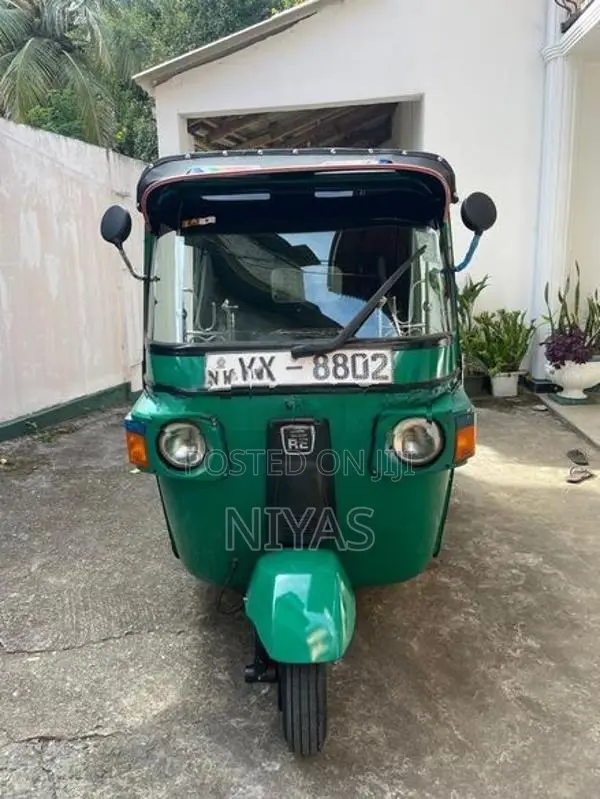 Bajaj RE 205 2012