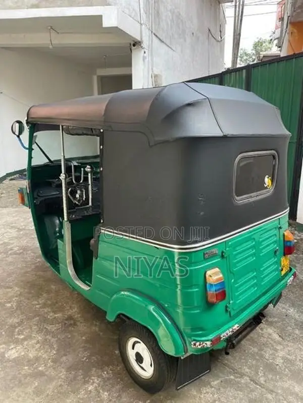 Bajaj RE 205 2012
