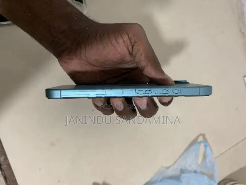 Apple iPhone 16 (Used)