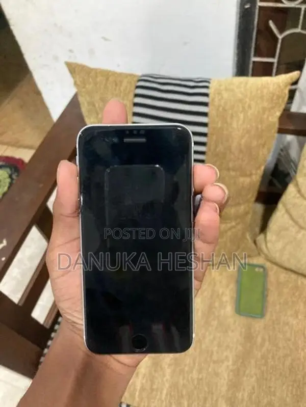 Apple iPhone SE 2 128GB (Used)