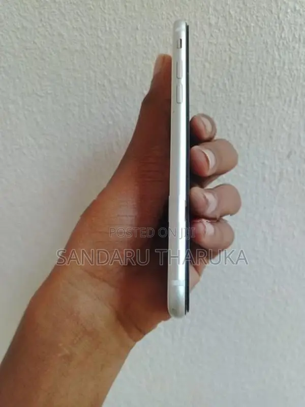 Apple iPhone SE 2 (Used)