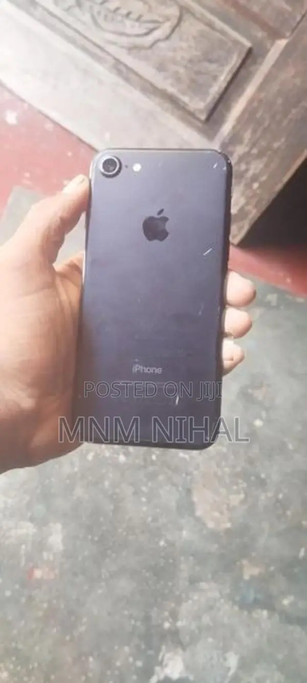Apple iPhone 7 i Phone (64GB) (Used)
