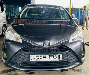 Toyota Vitz 2018 Silver