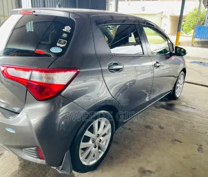 Toyota Vitz 2018 Silver