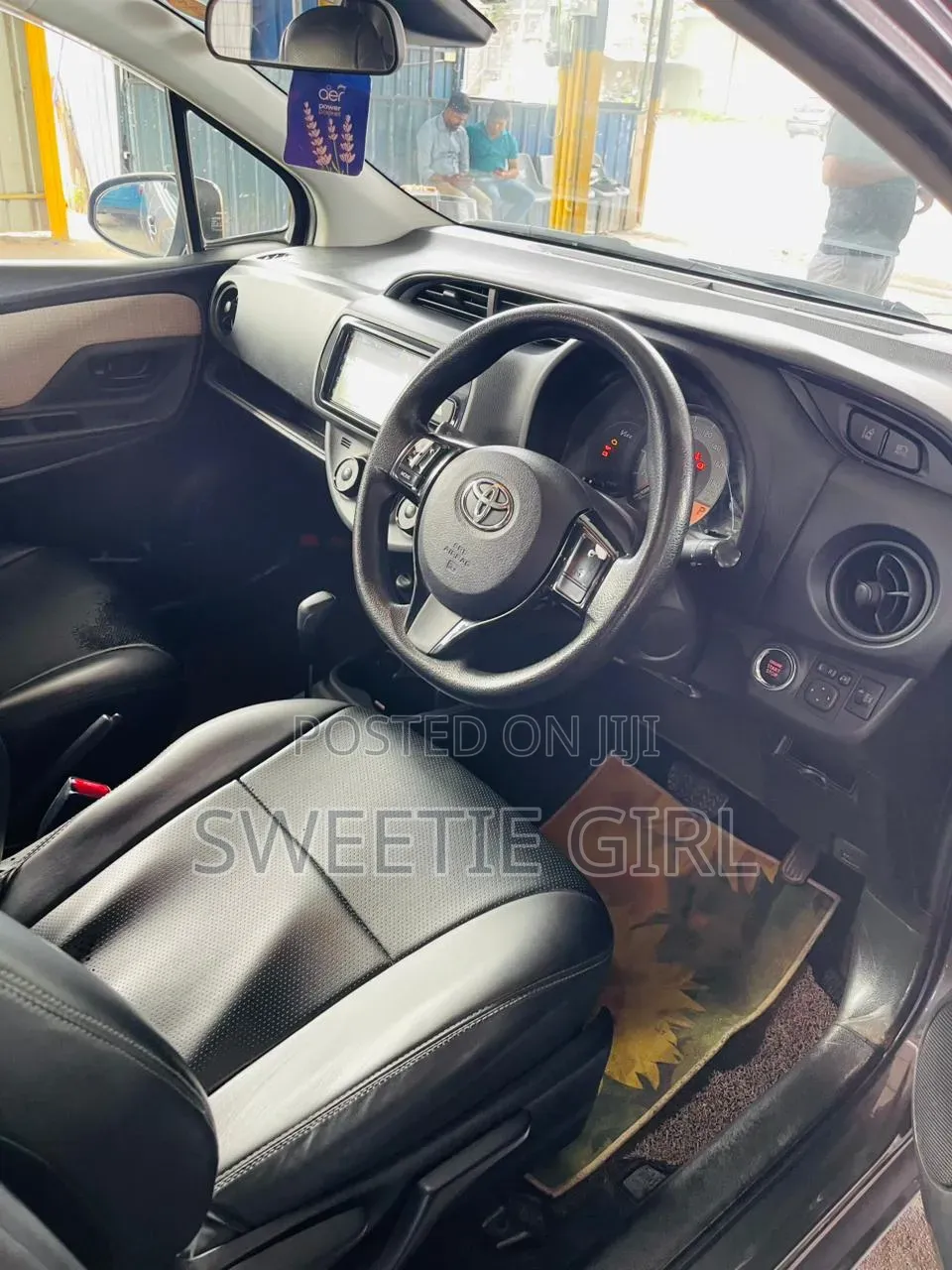 Toyota Vitz 2018 Silver