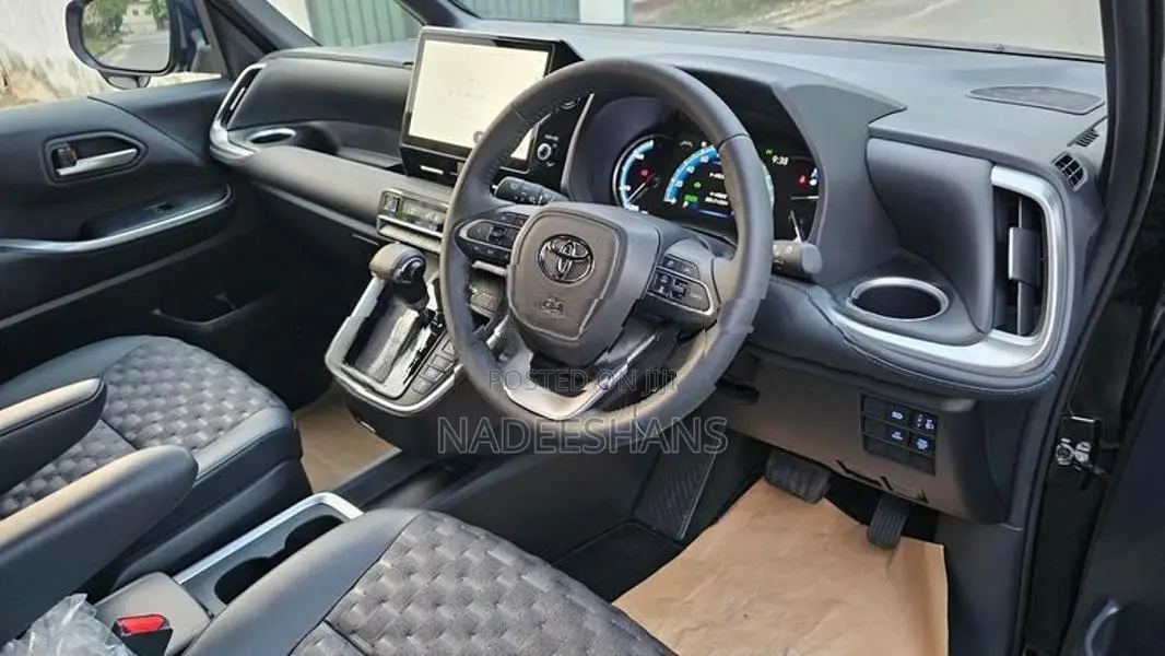 Toyota Voxy SZ HYBRID 2024