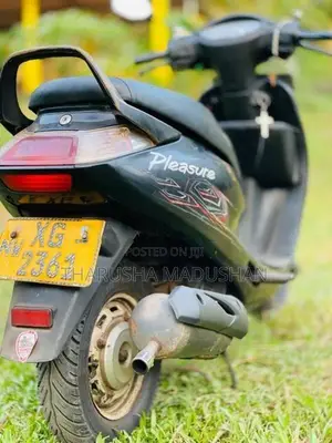 Honda pleasure scooter 2006