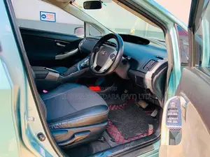 Toyota Prius S LED 2013