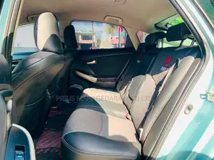 Toyota Prius S LED 2013