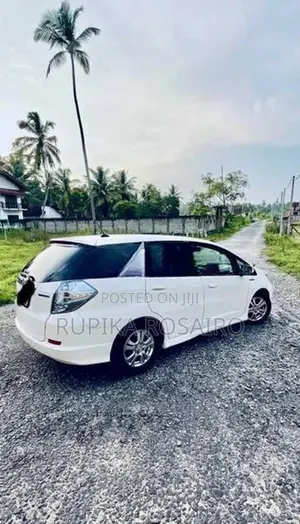 Honda Fit Shuttle 2013