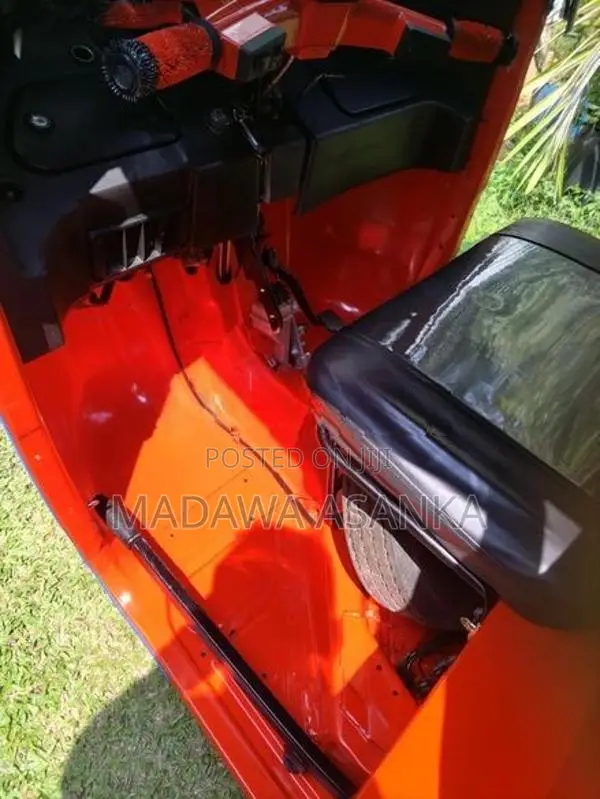 Bajaj RE 205 2014