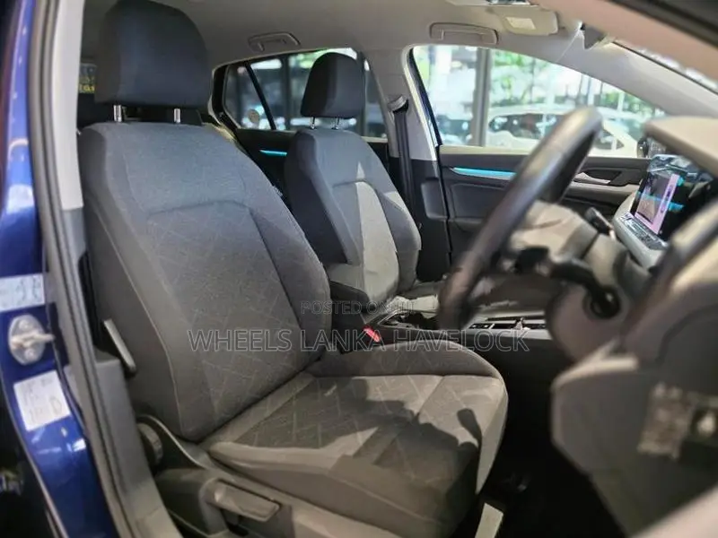 Volkswagen Golf eTsi 2023