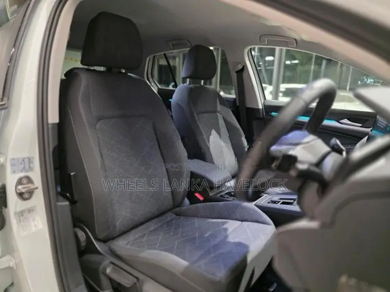 Volkswagen Golf eTsi 2023