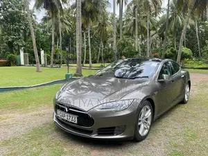 Tesla Model S 2016