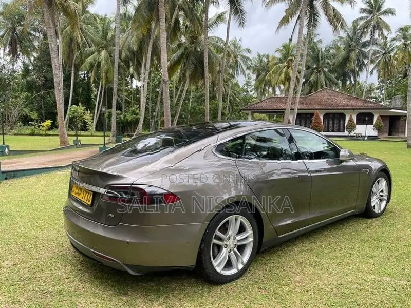 Tesla Model S 2016