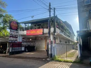 දෙමහල් නිවස සමඟ සුපිරි වෙලද සංකීර්ණයක් - Moratuwa