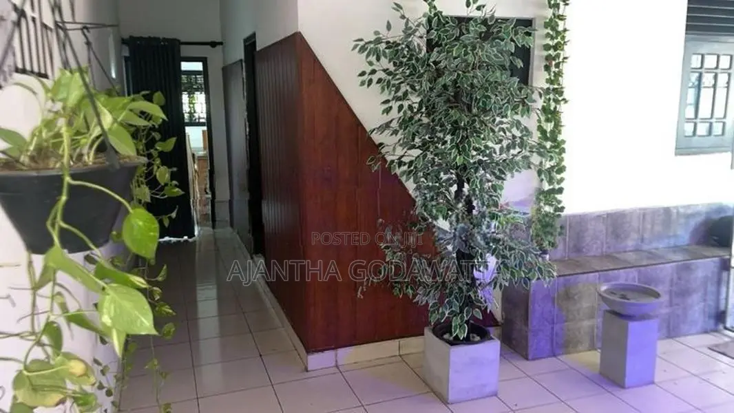 දෙමහල් නිවස සමඟ සුපිරි වෙලද සංකීර්ණයක් - Moratuwa