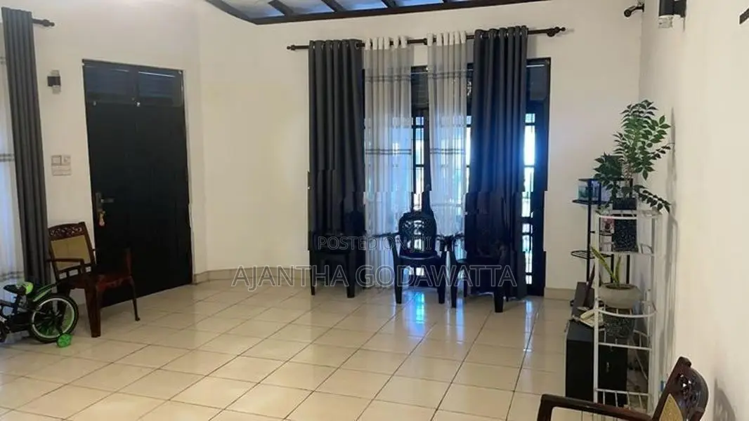 දෙමහල් නිවස සමඟ සුපිරි වෙලද සංකීර්ණයක් - Moratuwa
