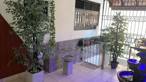 දෙමහල් නිවස සමඟ සුපිරි වෙලද සංකීර්ණයක් - Moratuwa